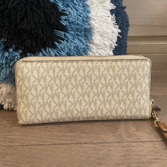 Michael Kors White Monogram wallet wristlet - Picture 3 of 9